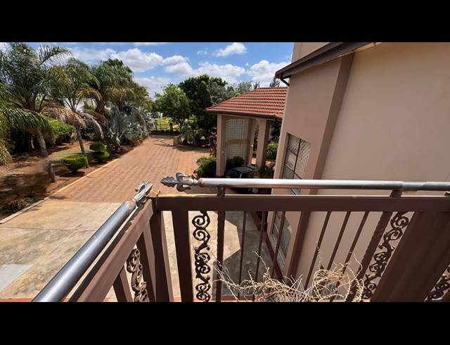 6 BEDROOM FREESTANDING FOR SALE IN BROADLANDS ESTATE